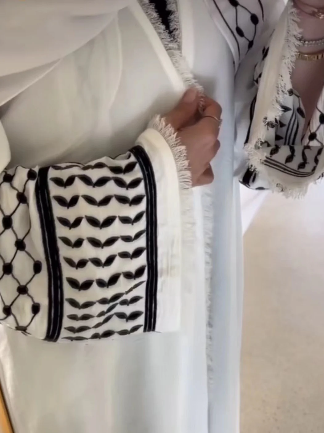 Keffiyeh Sleeve Open Abaya in White (clearance item online only) - Image 3