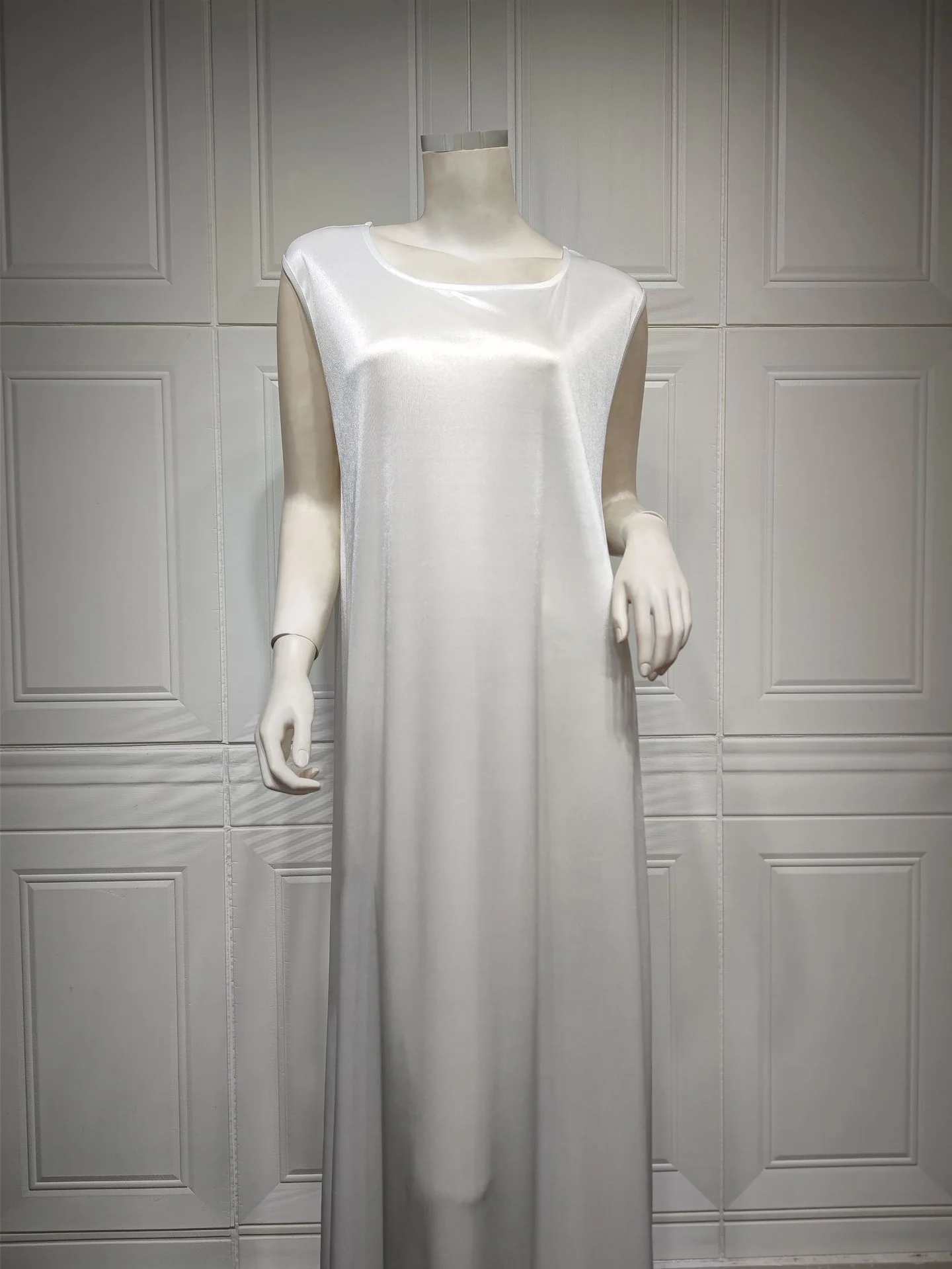 Sleeveless Slip-on Under Abaya in White - Image 2